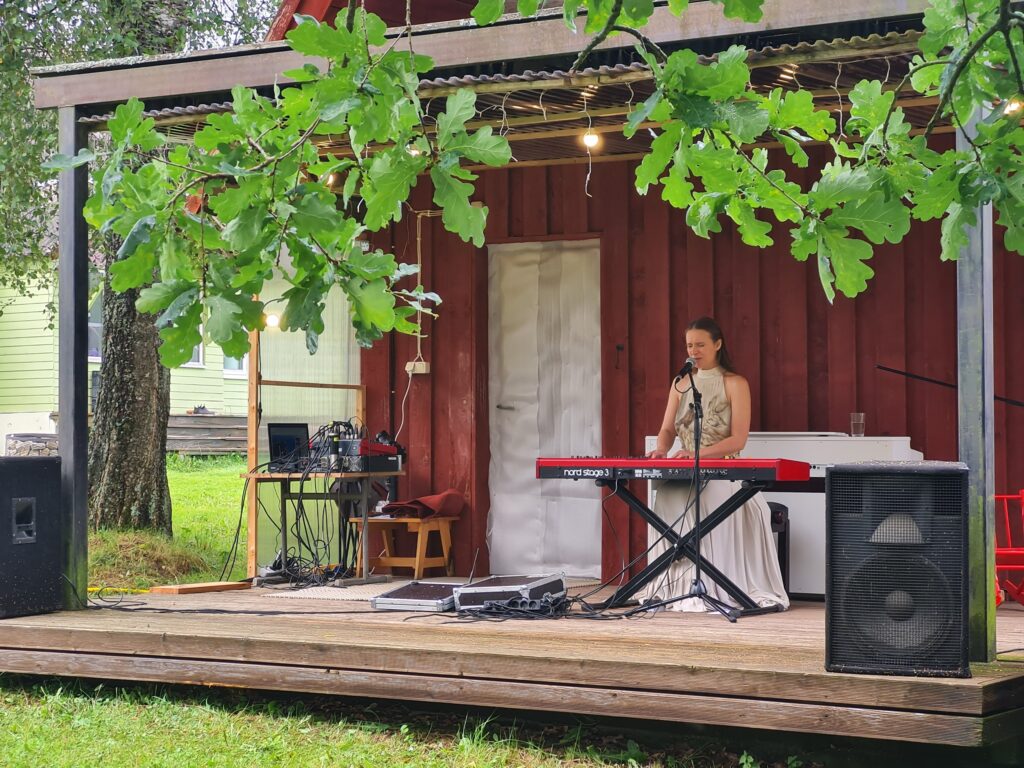 Muusik esinemas Vutitalu õuel