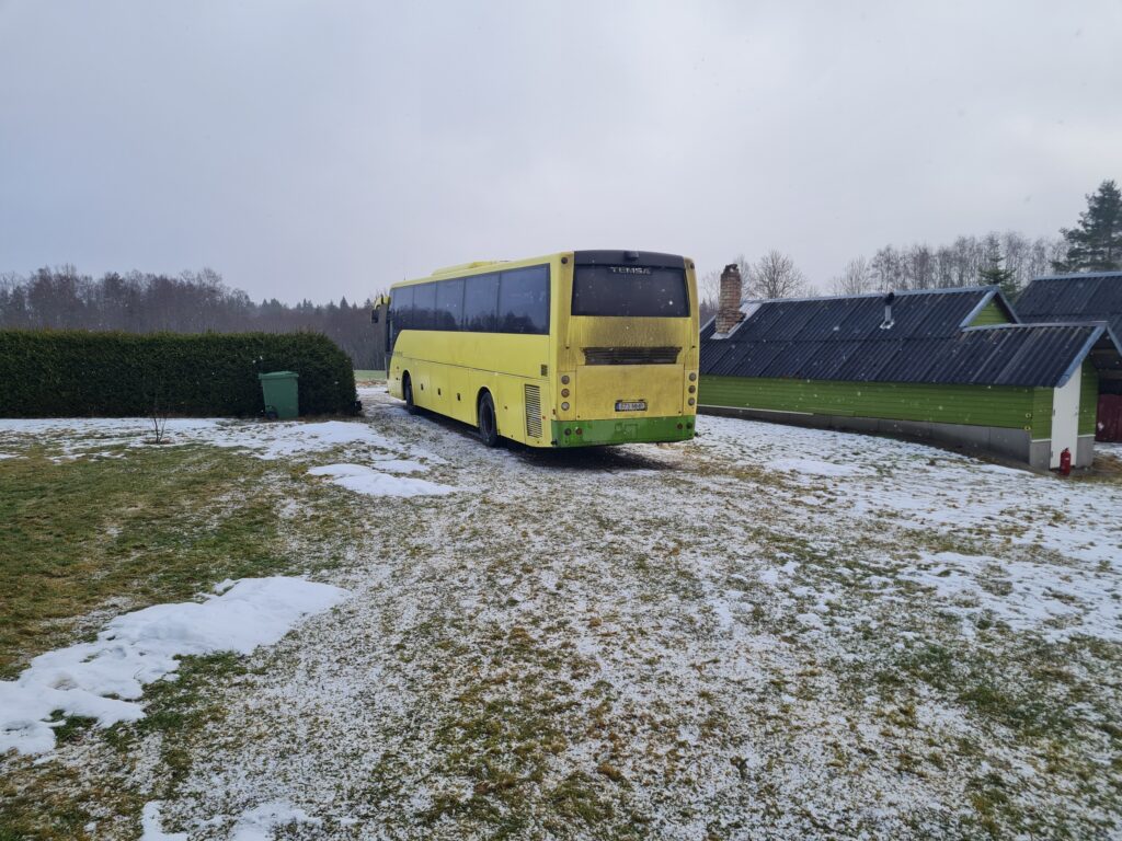 Külaliste buss talvises Vutitalus