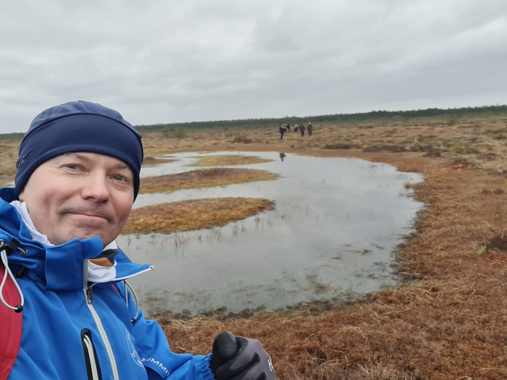 Matkagrupp Mahtra raba veesilma ääres