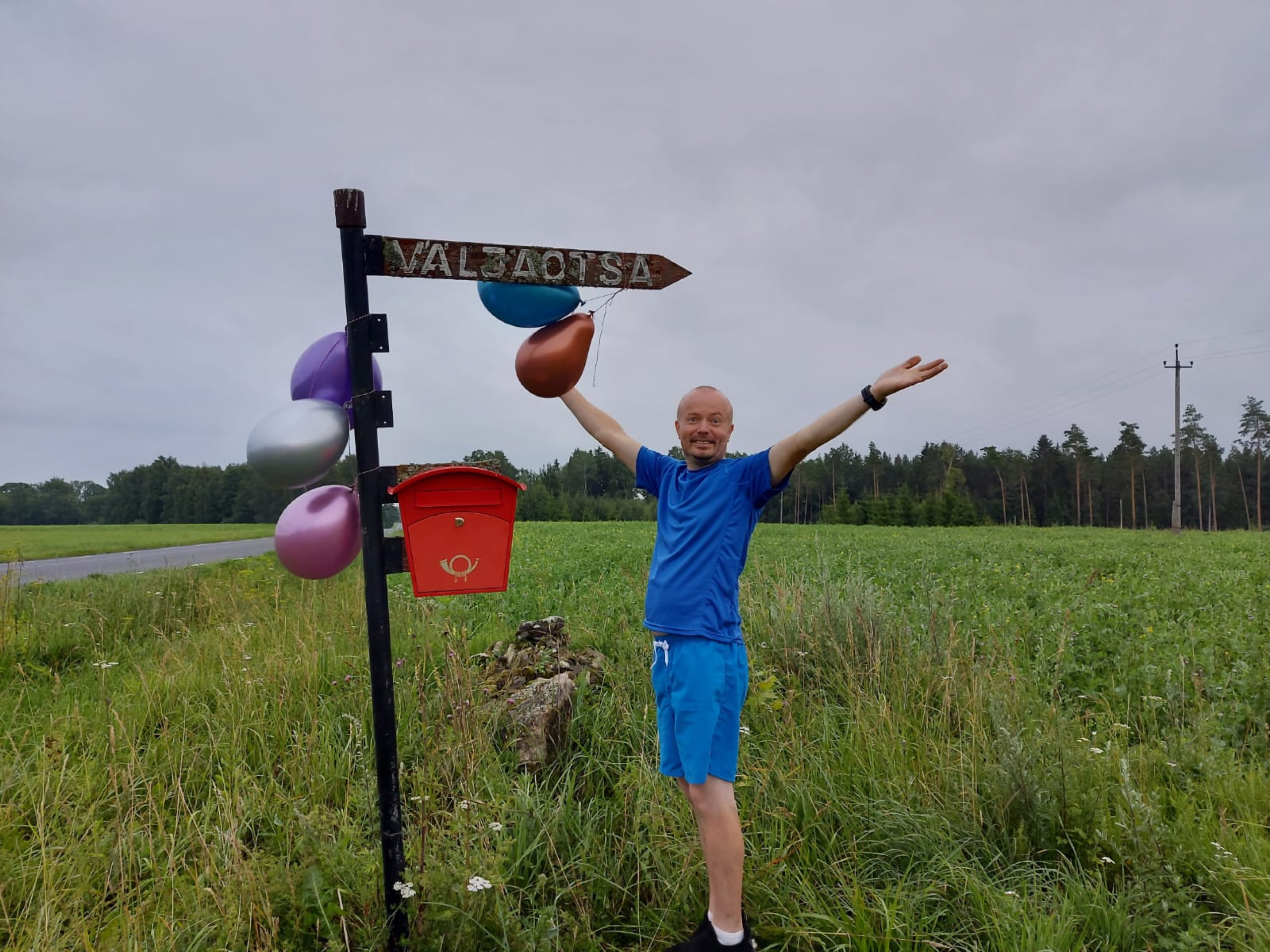 Jan Väljaotsa talu sildi juures